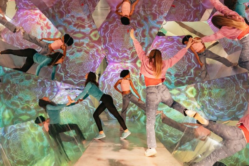 Amsterdam: The Upside Down Experience Entrance Ticket - Enter the World of Upside Down Design and Optical Illusions