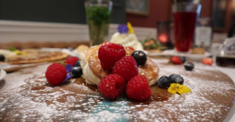 Amsterdam: Walking Tour with Dutch Pancake Lunch - Canals and City Streets: A Stroll Through Time