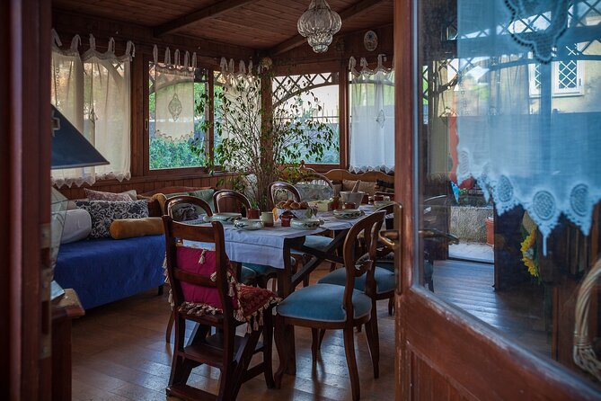 Ancient Roman Fare: Home-dining in Rome! - The Live Lira Music Enhances the Atmosphere