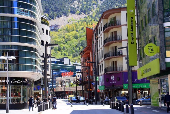 Andorra Private Tour: Sightseeing, Shopping & Traditional Lunch - Authentic Andorran Lunch with Cava at Marisqueria Don Denis