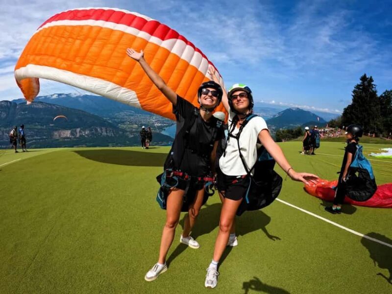 Annecy: Discovery Tandem Paragliding flight - The Pilot Team and Multilingual Guidance