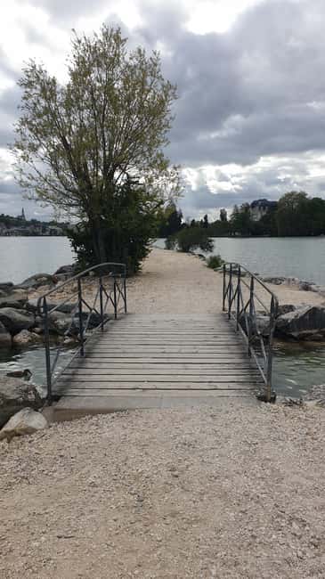 Annecy: enjoy an unforgettable city tour with a native guide - Starting at 1 Quai Perrière for an Intimate Old Town Walk