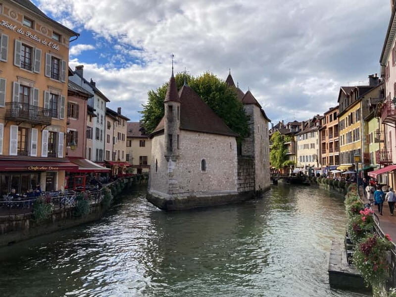 Annecy : Private Guided Tour - Starting Point at the Town Hall in Annecy