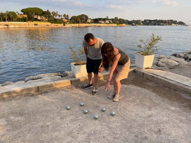 Antibes : Play Pétanque by the sea with a passionate host - Playing on a Traditional pétanque Court