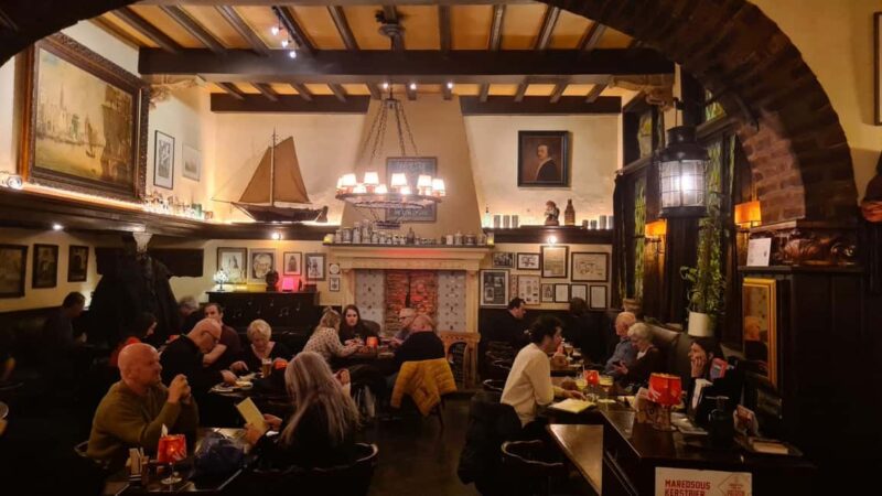Antwerp: Pub Crawl in the Historical City - The Social Aspect: Buying the Guide a Drink