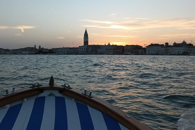 Aperitif at sunset in the Venice lagoon on a private boat. - Sunset Aperitif in the Lagoon’s Ghebo