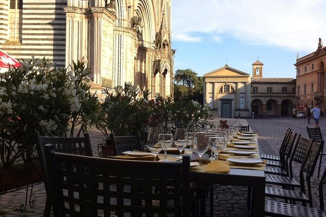 Aperitif in front of the Duomo and Orvieto Underground Caves tour - Visiting the Duomo and Historic Piazza