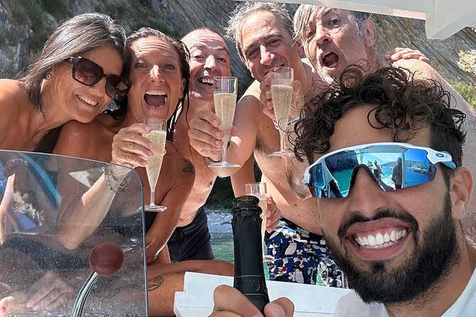 Aperitif on a boat at sunset in Palinuro - Key Points