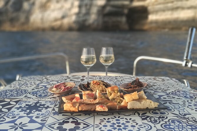 Aperitif on a boat at sunset, Porto Venere and islands - The Boat and Captain: Personalized Service and Friendly Guidance