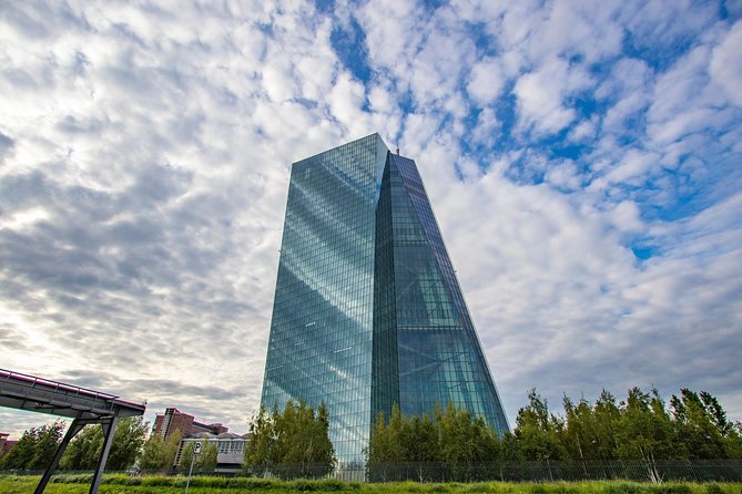 Architectural Frankfurt: Private Tour with a Local Expert - Marveling at Modern Architecture: The Commerzbank Tower