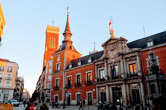 Architour through Lavapiés and Rastro with an architect - Admiring the Art-Deco Facade of El Pavon Teatro Kamikaze