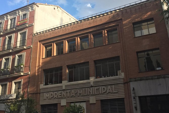 Architour through Lavapiés and Rastro with an architect - Sampling Local Flavors at Mercado San Fernando