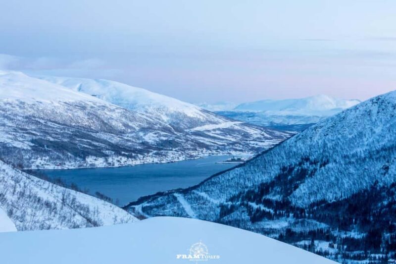 Arctic hike on Kvaløya Island with drinks and snacks - The Role of the Guide and the Photography Experience