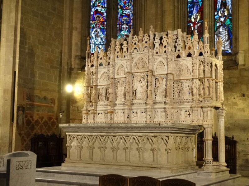 Arezzo: Guided Walking Tour with Piazza Grande - Piazza Grande: The Heart of Arezzo