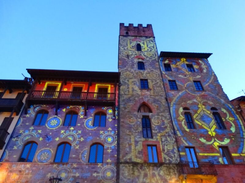 Arezzo: Guided Walking Tour with Piazza Grande - Accessibility and Group Details