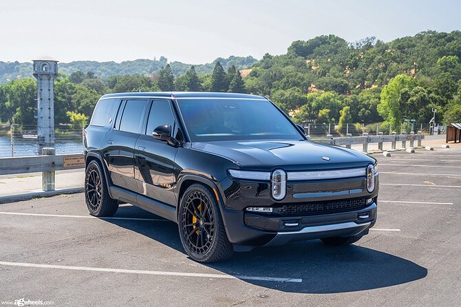 Arrival by Eco SUV from Las Vegas Airport to Las Vegas City - The Eco-Driven Vehicle: Rivian R1S Experience