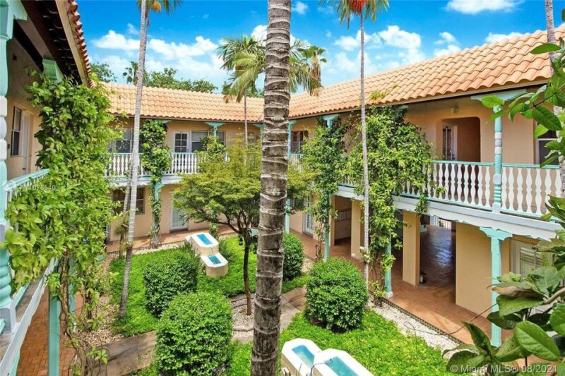 Art Deco, History and Crime Bike Tour with Design Enthusiast - Uncovering Miami Beach’s Dark Side: Crimes and Scandals