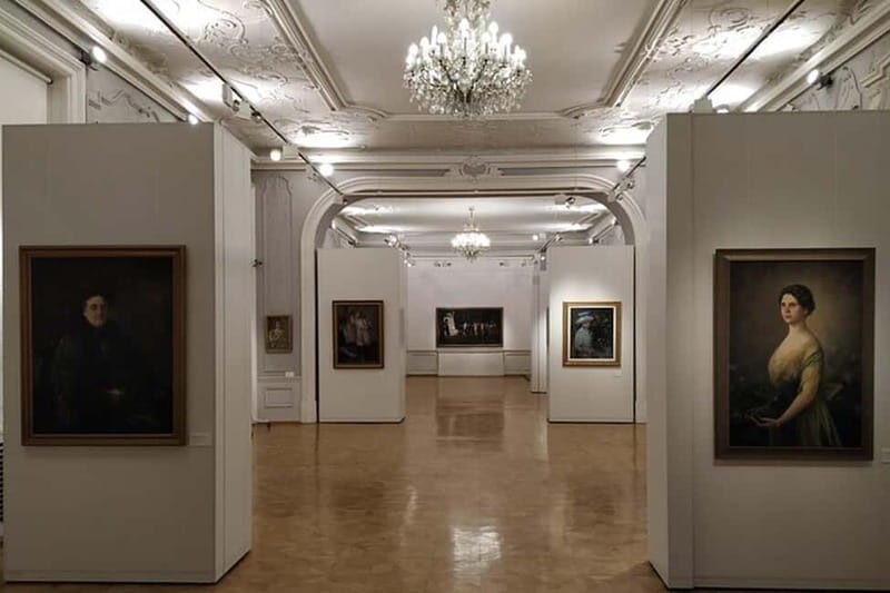 Art Gallery Sightseeing Tour in Sofia - Walking Past the Presidency and Entering the Serdika Tunnels