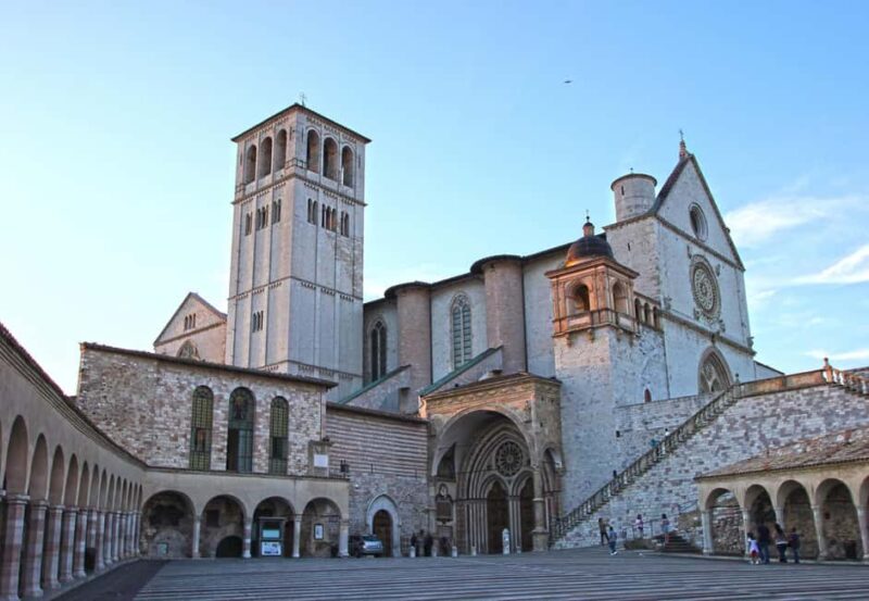 Assisi city tour in Portuguese - Exploring the Roman Temple of Minerva and Ancient Heritage