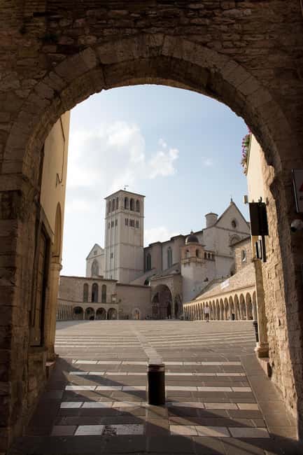 Assisi city tour in Portuguese - Strolling Along Assisi’s Medieval Main Street