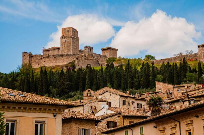 Assisi city tour in Portuguese - Admiring the Basilica of St. Francis of Assisi from the Outside