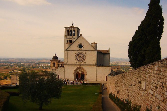 Assisi Full day tour including St Francis Basilica and Porziuncola - Saint Clare’s Basilica: A Testament to Female Franciscan Piety