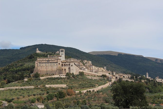 Assisi - Historic walking tour - Strolling Through the Piazza del Comune and Roman Ruins