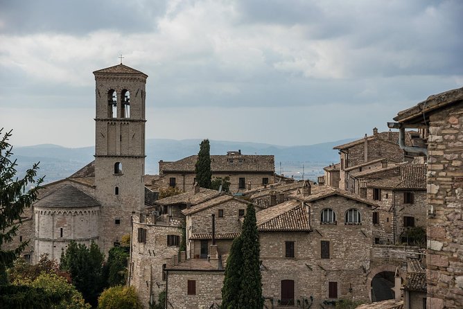 Assisi - Historic walking tour - The Piazza Superiore di San Francesco and the San Rufino Cathedral