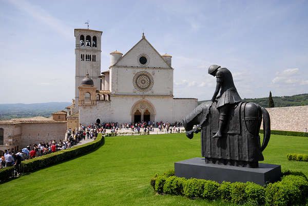 Assisi: Private Walking Tour with St. Francis Basilica - Exploring the Basilica of Saint Clare