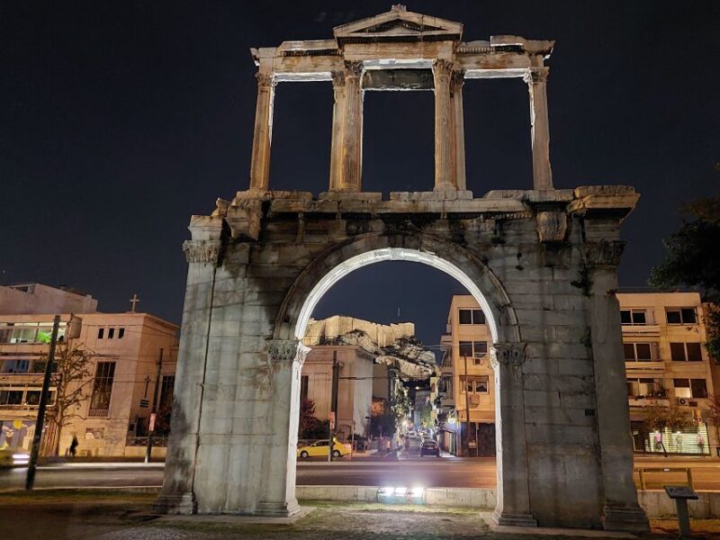 Athens: City Highlights Nighttime Walking Tour in Spanish - Exploring Syntagma Square and the Greek Parliament