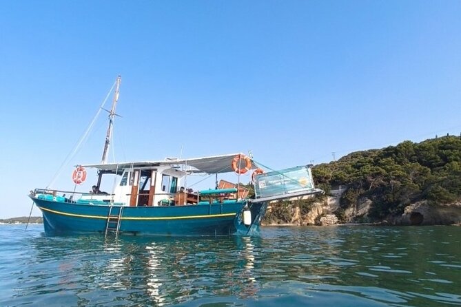 Athens Floating Bar Cruise - How the Cruise Incorporates Greek Atmosphere