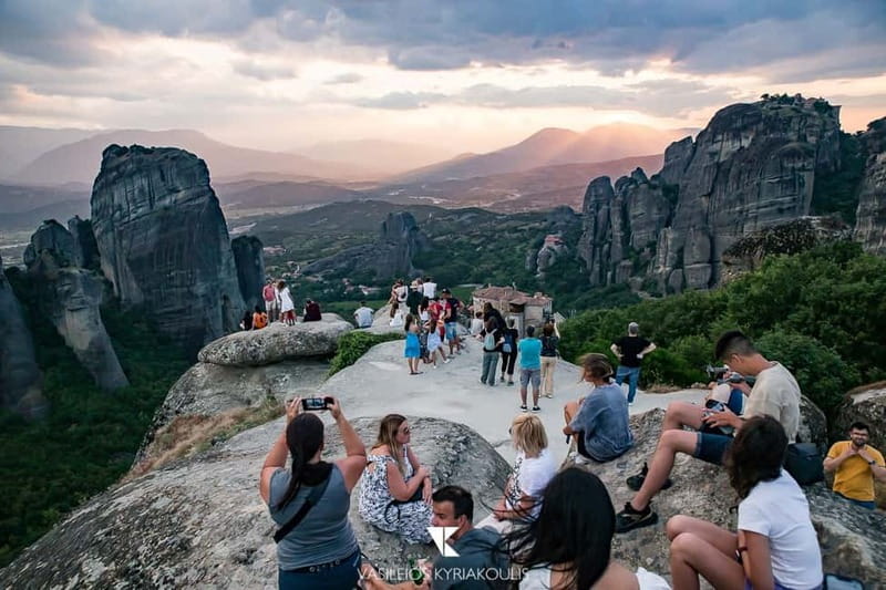 Athens: Meteora Day Trip in Spanish with Live Guide & Lunch - Visiting the Monasteries in Meteora