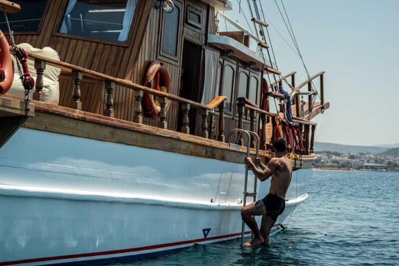 Athens: Saronic Gulf Cruise with Breakfast and Drinks - Departing from Central Greece for an Elegant Sea Journey