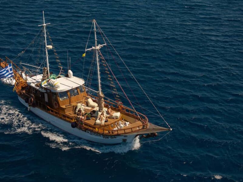 Athens: Saronic Gulf Cruise with Breakfast and Drinks - The Traditional Wooden Boat and Warm Hospitality