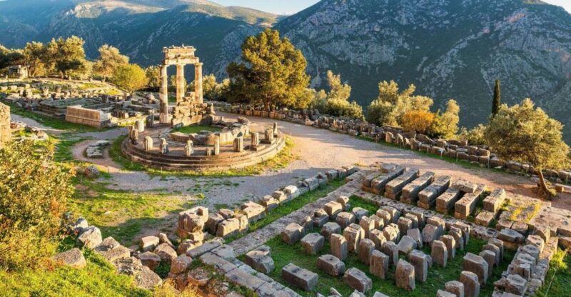 Athens: Thermopylae, Delphi & Meteora Private Tour with Meal - Scenic Drive Through Arachova and Its Village Charm