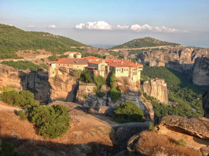 Athens: Thermopylae, Delphi & Meteora Private Tour with Meal - Relaxing Moment at Arachova Village