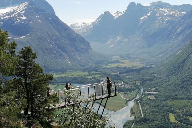 Audio-Guide Bus Tour at Scenic Routes of Åndalsnes to Trollstigen - Climbing and Viewing the Romsdalshorn Formation