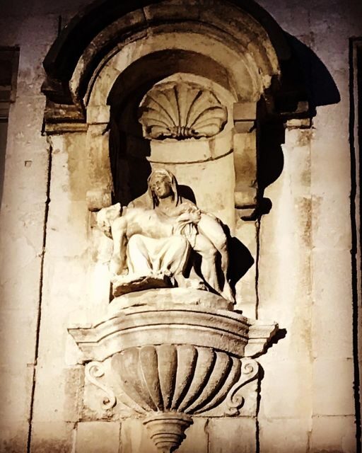 Avignon: The Night Amble Between Bourgeois and Christians - The Guide: Knowledgeable, Passionate, and Entertaining