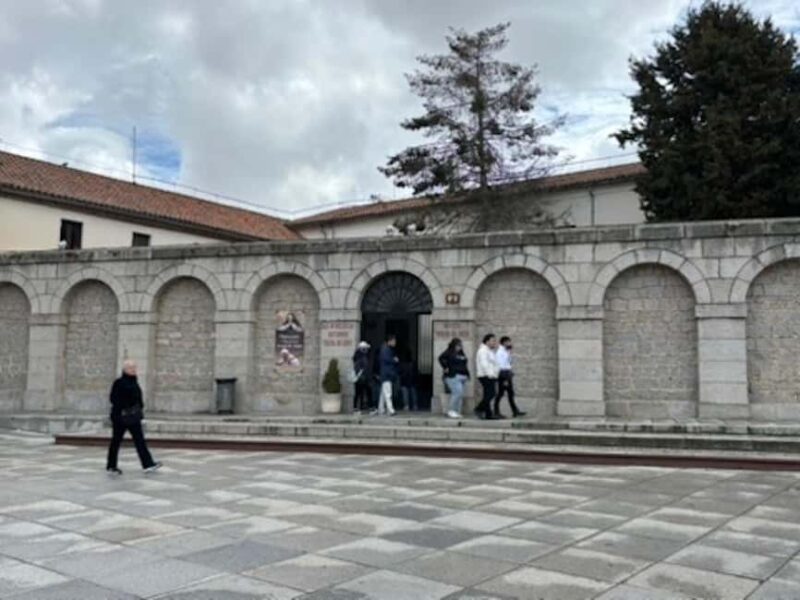 Avila: Private Half-Day Minivan Tour from Madrid - Photo Stop at Calle Cuatro Postes