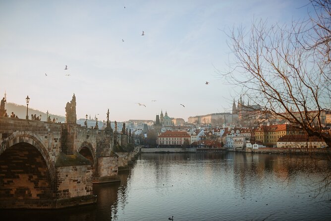Award-Winning Prague Evening Old Town Food and Drink Tour - The Guide’s Engaging Style and Personal Touch