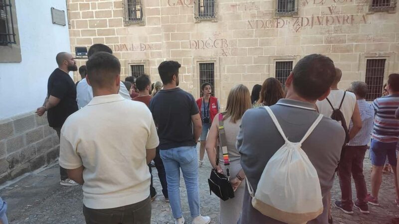 Baeza: Tour a pie monumentos destacados - The Architectural Marvels: Jabalquinto Palace and Santa Cruz Church