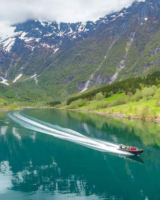 Balestrand: Fjord Sightseeing by Fast Boat - The Waterfront Villas with Dragon-Style Architecture
