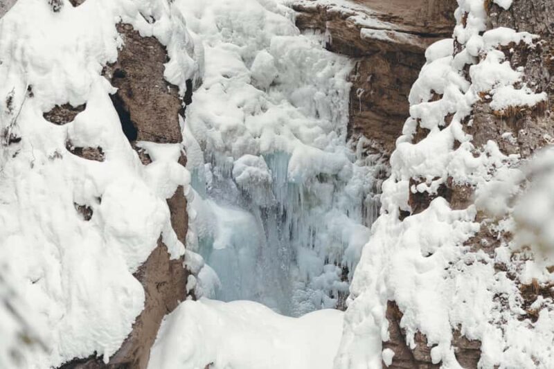 Banff/Canmore: Johnston Canyon Frozen Falls - Guided Hike with Expert Safety Equipment