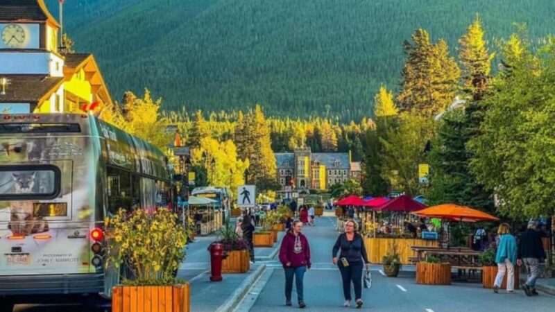 Banff. Moraine, Lake Louise ,Emerald & Johnston Canyon tour - The Guide and Guest Experience