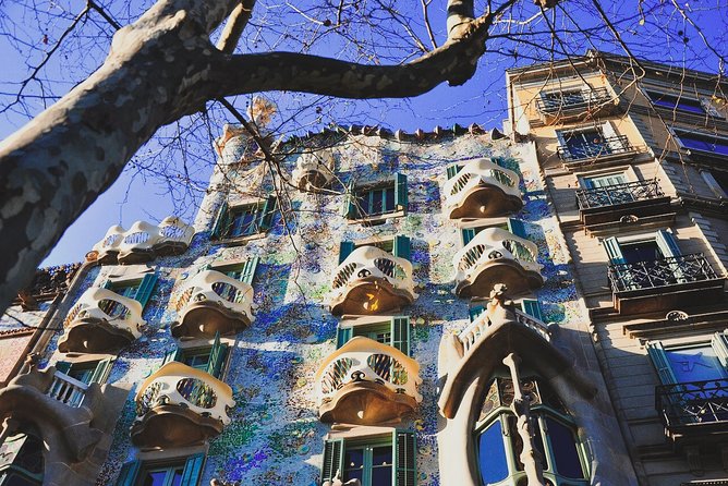 Bar Crawl in Barcelona with Spanish Wines, Vermut, Cold Beer and Tapas - Sampling at Pla de Palau Lampposts Designed by Gaudí