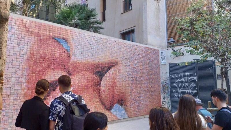 Barcelona 101 Walking Tour: All Highlights in One Day - Witnessing the Majesty of Sagrada Família