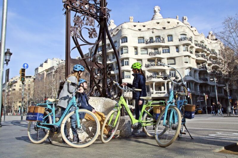 Barcelona: 2.5-Hour Bike or E-Bike Historical Tour - Guides and Guest Experience