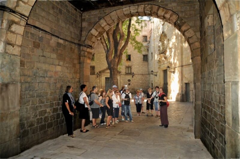 Barcelona 2-Hour Gothic Walking Tour - Architectural Marvels and Famous Landmarks