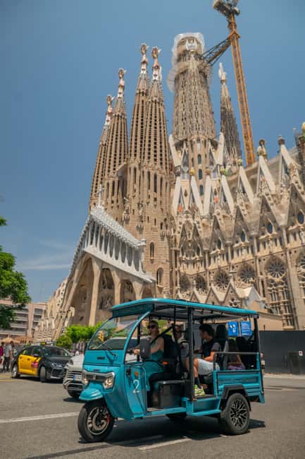 Barcelona: 2h Premium Private Tuk-Tuk Tour - Visiting La Monumental: A Historic Landmark with Architectural Charm