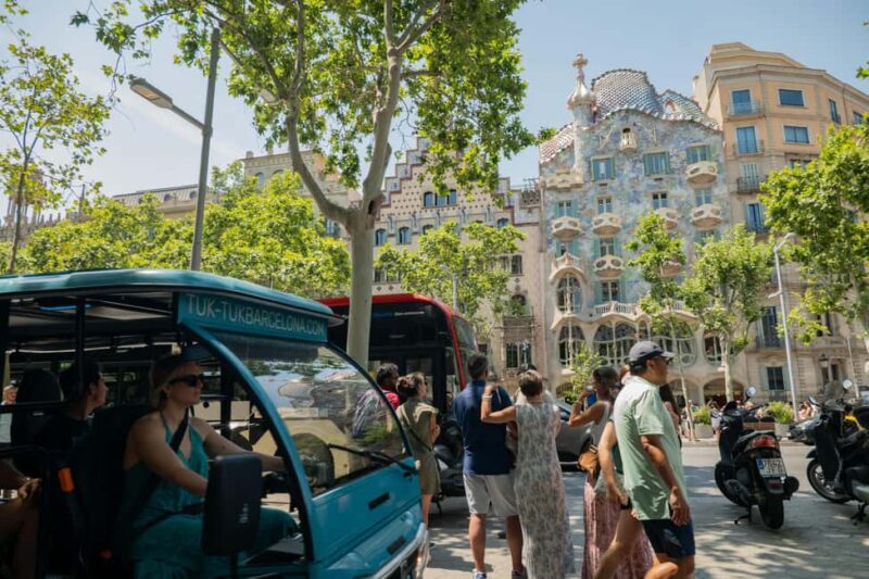 Barcelona: 2h Premium Private Tuk-Tuk Tour - Discovering the Vibrant Heart of Barcelona at Plaça de Catalunya